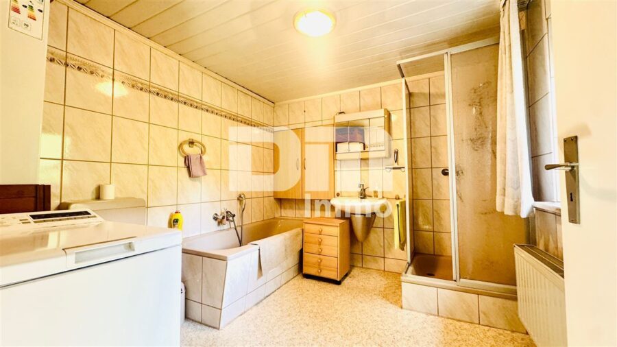 Großzügiges Einfamilienhaus mit moderner Heizung + Kachelofen in Arenshausen - OG Badezimmer / Wanne / Dusche